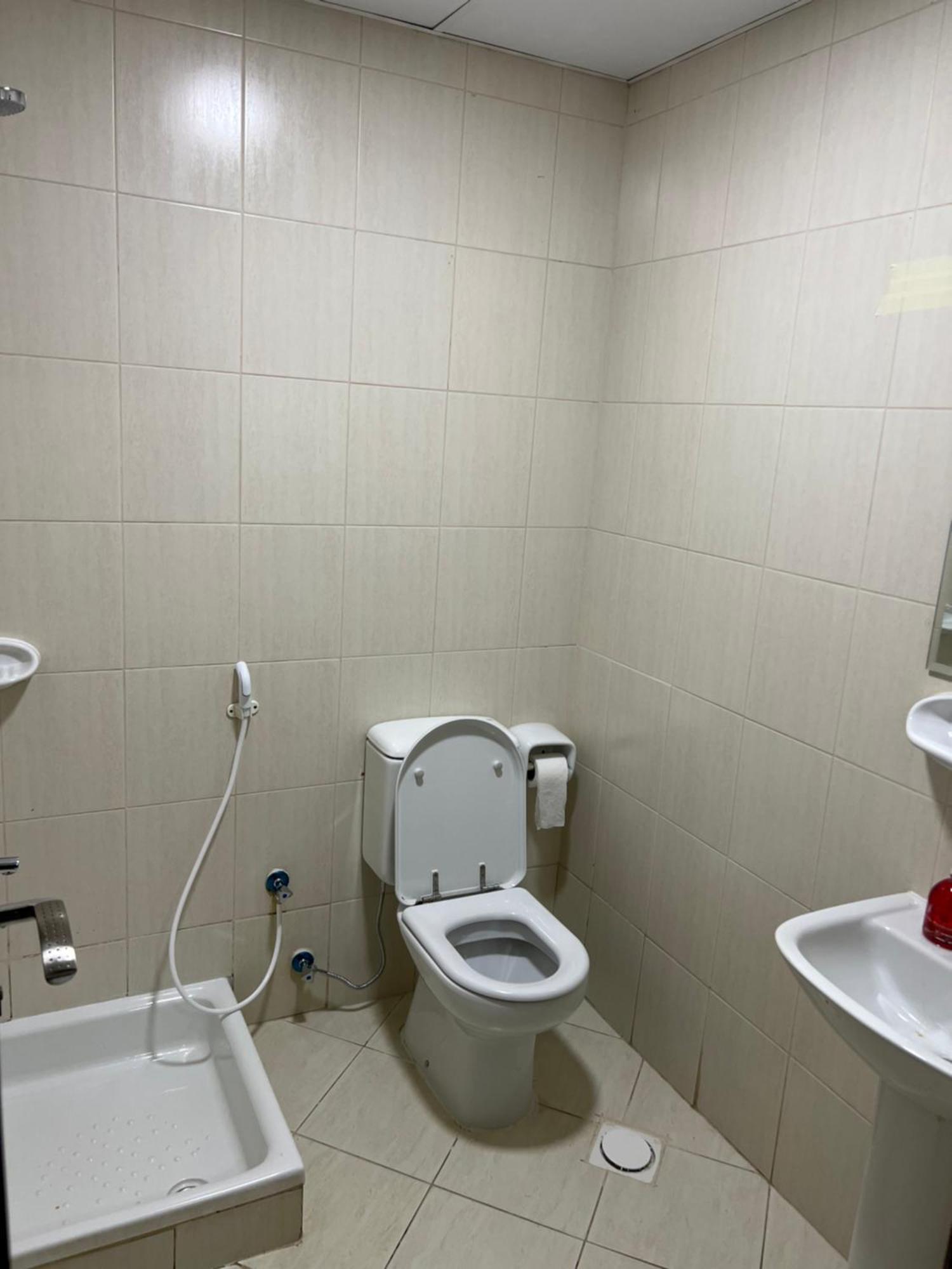 F22r4 Small Attach Bath At *